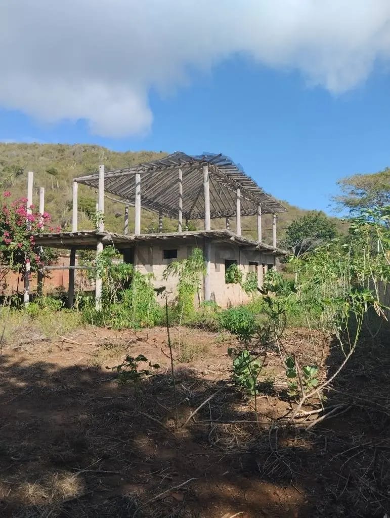 Terreno con bienechuria a pie de montaña