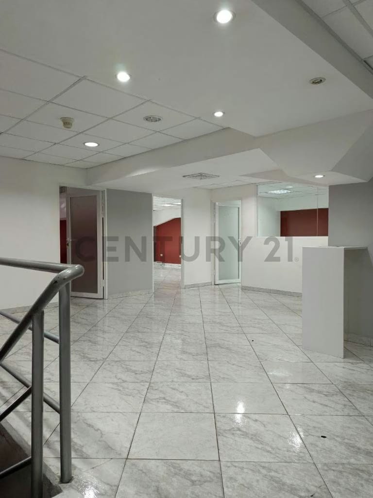 Local grande con oficinas en Alquiler en Paseo Caroni. 500 mt2 - 12