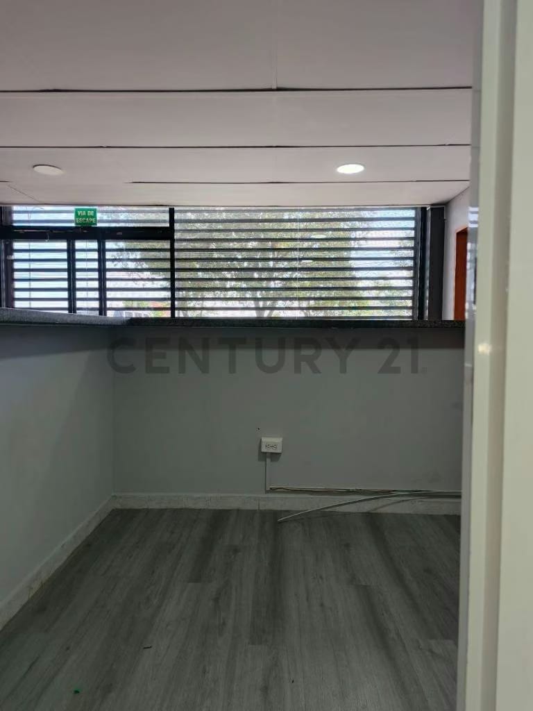 Local grande con oficinas en Alquiler en Paseo Caroni. 500 mt2 - 4