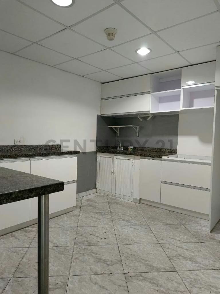 Local grande con oficinas en Alquiler en Paseo Caroni. 500 mt2 - 8