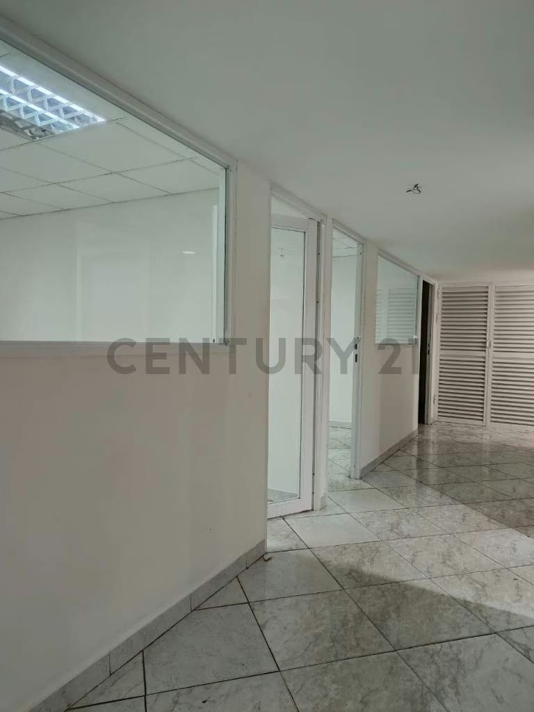 Local grande con oficinas en Alquiler en Paseo Caroni. 500 mt2 - 9