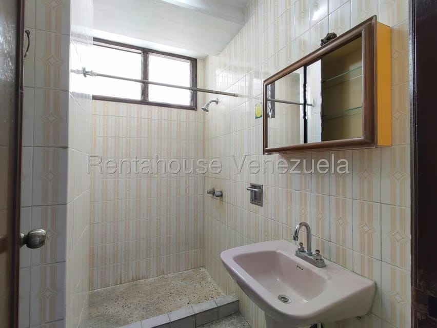 Apartamento (1 Nivel) en Alquiler en Centro, Lara - 18