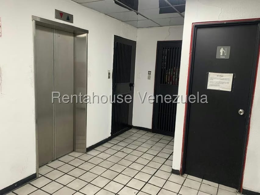 Comercial (Club Campestre) en Alquiler en Los Dos Caminos, Distrito Metropolitano - 3