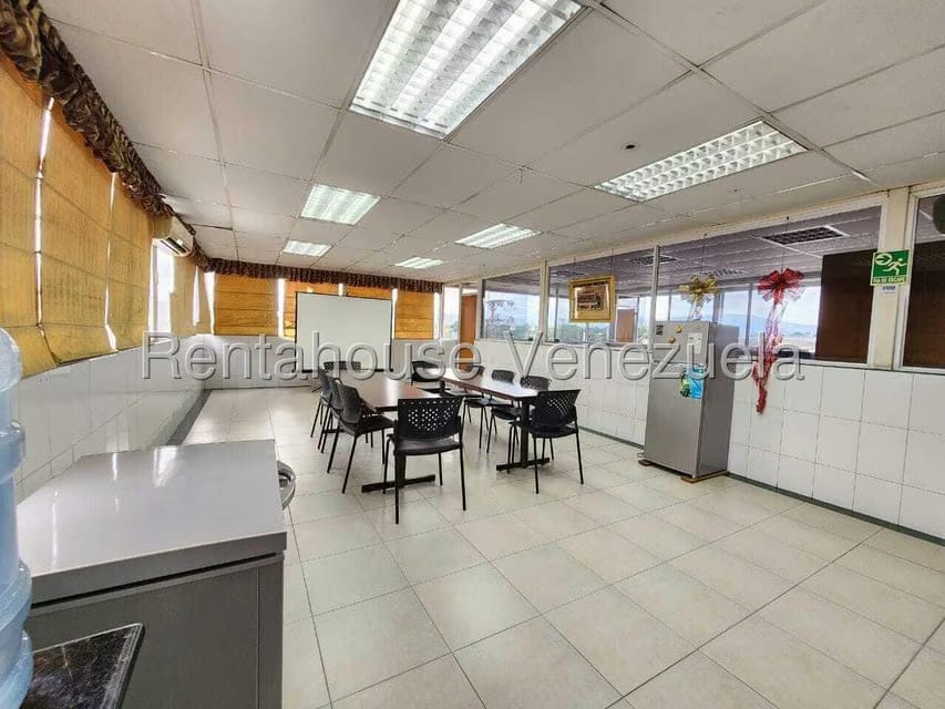 Comercial (Edificio) en Venta en Zona Industrial 1, Lara - 50