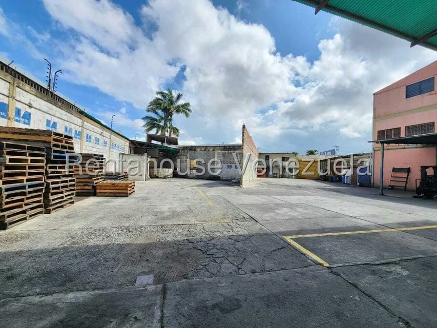 Comercial (Edificio) en Venta en Zona Industrial 1, Lara - 60