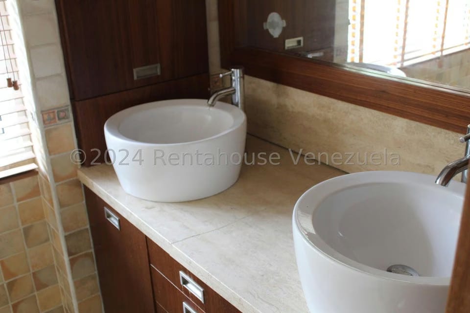 Townhouse (Multiples Niveles) en Alquiler en Los Guayabitos, Distrito Metropolitano - 25