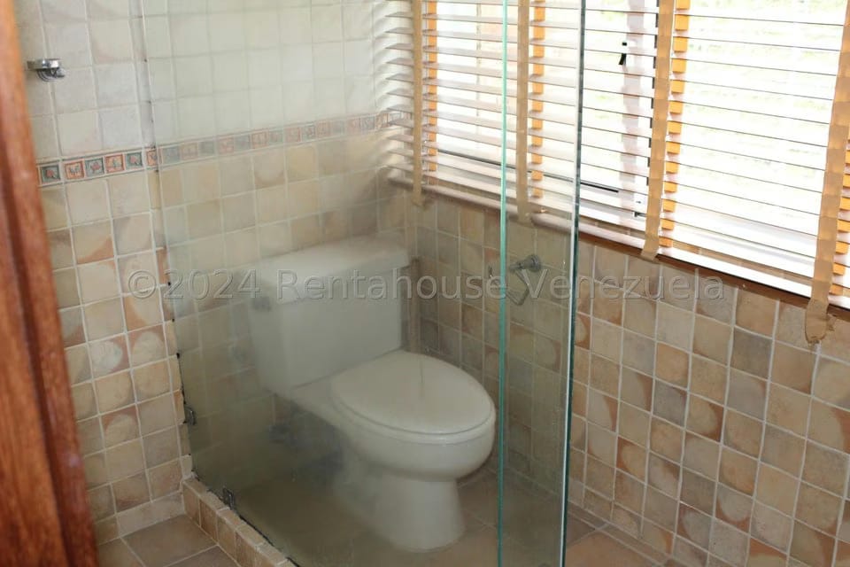Townhouse (Multiples Niveles) en Alquiler en Los Guayabitos, Distrito Metropolitano - 26