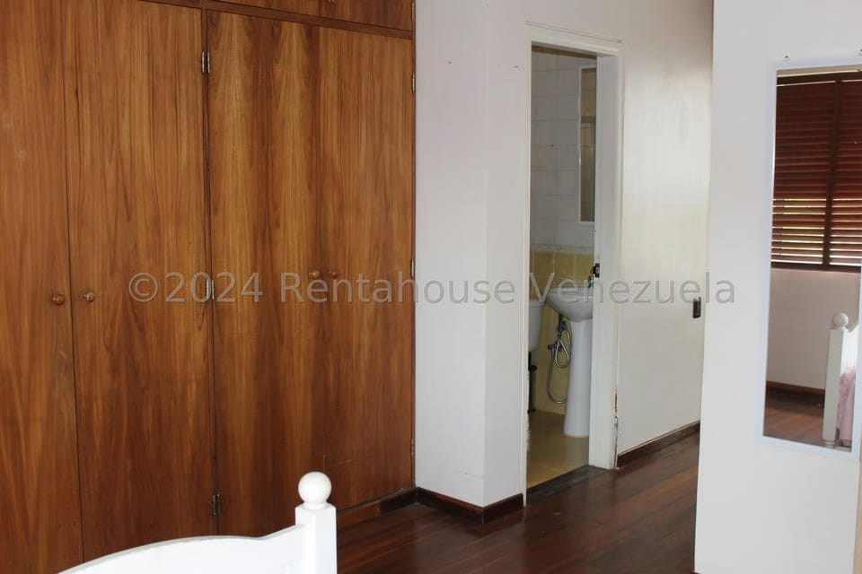 Townhouse (Multiples Niveles) en Alquiler en Los Guayabitos, Distrito Metropolitano - 38