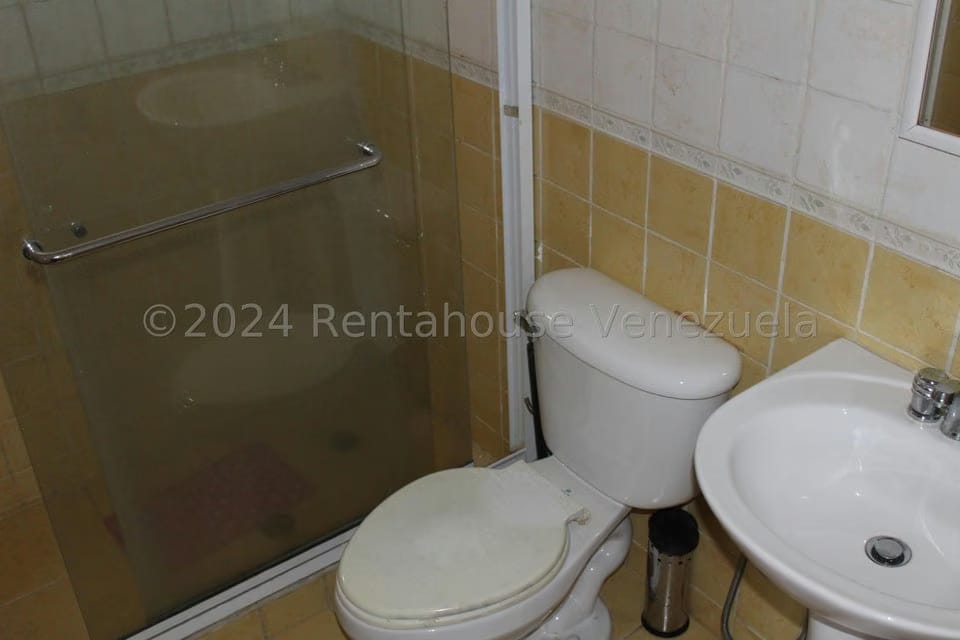 Townhouse (Multiples Niveles) en Alquiler en Los Guayabitos, Distrito Metropolitano - 40