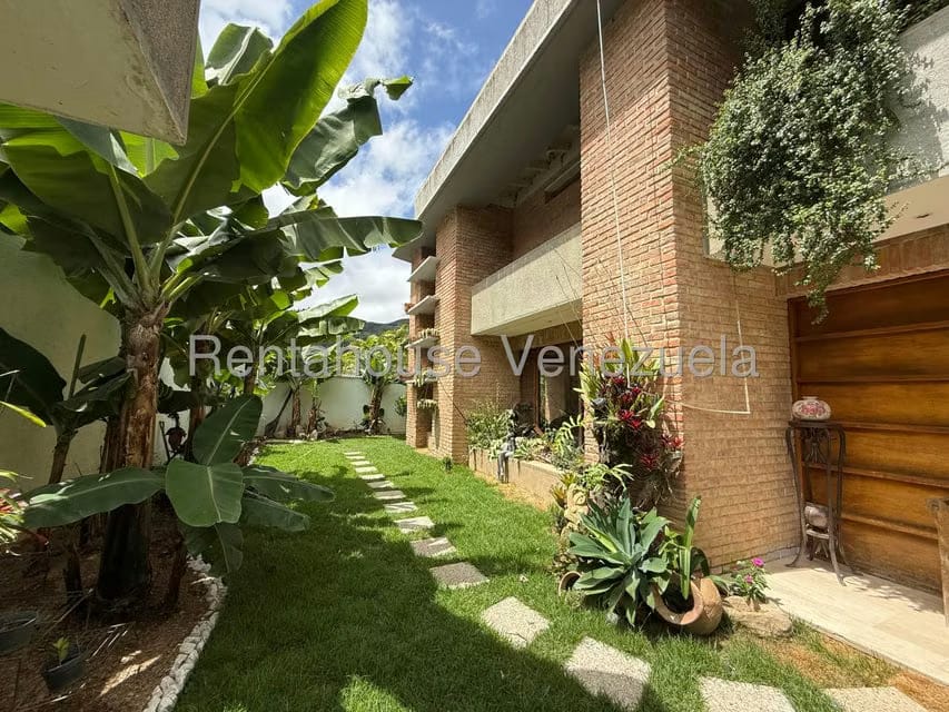 Casa (Multipes Niveles) en Venta en Las Esmeraldas, Distrito Metropolitano - 2