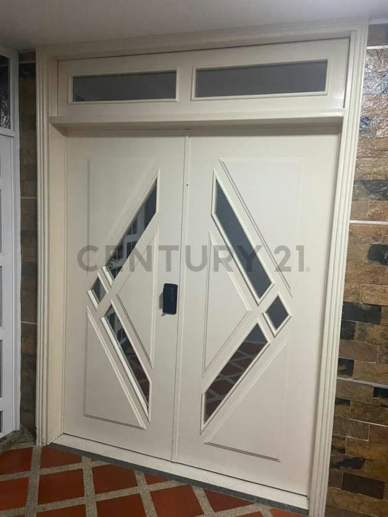 Casa con acabados modernos y lujosos con buen acceso en Cumana - 2