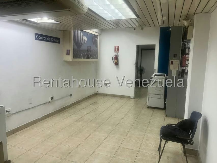 Comercial (Local Comercial) en Alquiler en Los Palos Grandes, Distrito Metropolitano - 24