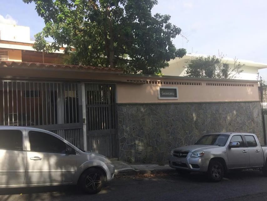 Casa (Multipes Niveles) en Venta en Prados del Este, Distrito Metropolitano