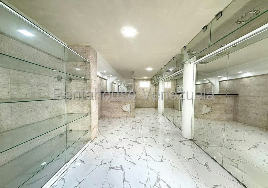 Comercial (Local Comercial) en Alquiler en Parroquia Catedral, Distrito Metropolitano - 2
