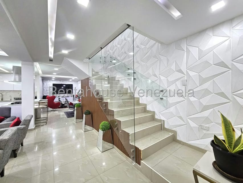 Casa (Duplex) en Venta en Villa Paris, Lara - 2
