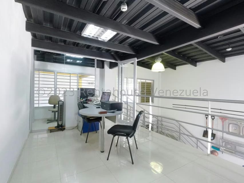 Comercial (Galpon - Deposito) en Venta en Zona Industrial 1, Lara - 24
