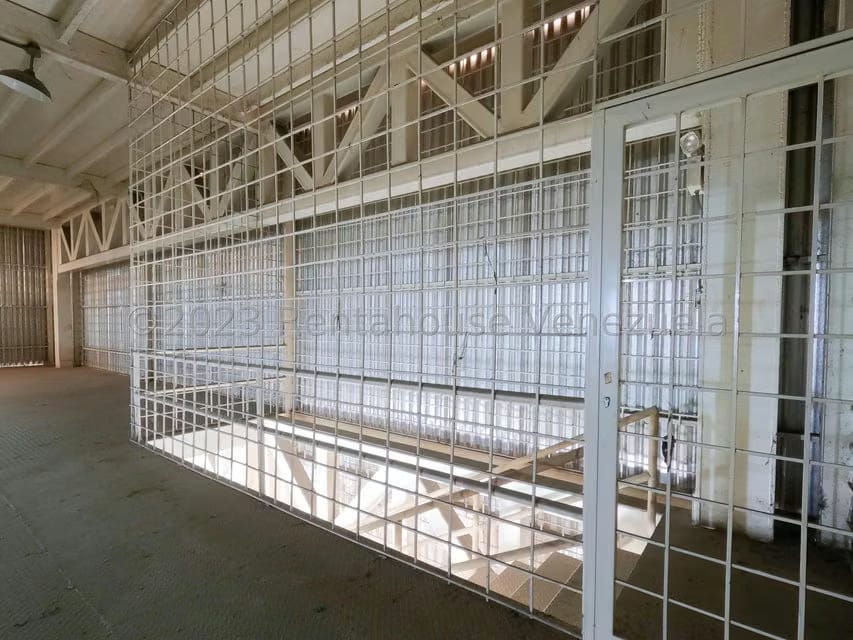 Comercial (Galpon - Deposito) en Venta en Zona Industrial 1, Lara - 38