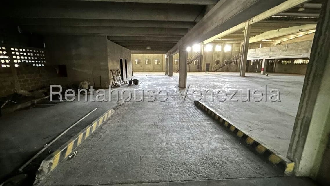 Comercial (Local Comercial) en Venta en Sector Industrial Cloris, Miranda - 24