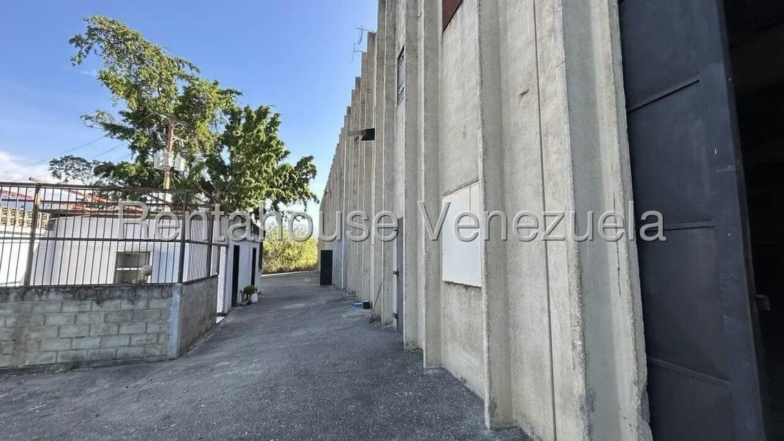 Comercial (Local Comercial) en Venta en Sector Industrial Cloris, Miranda - 37