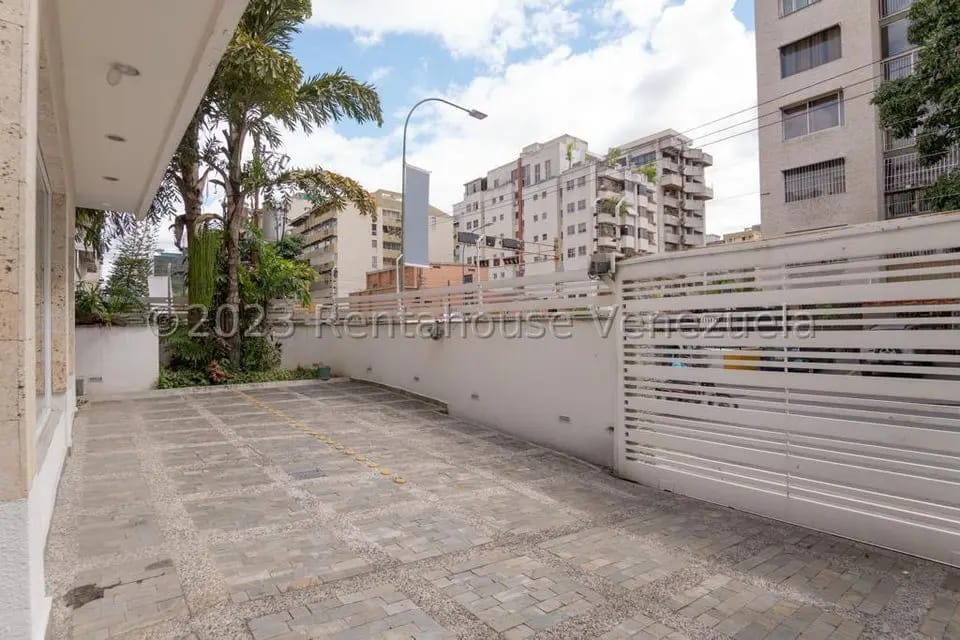 Comercial (Edificio) en Venta en Los Palos Grandes, Distrito Metropolitano - 3