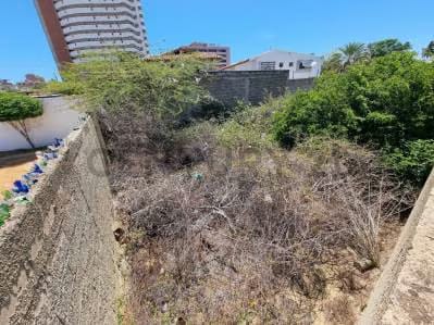 ubicacion inbaltible> terreno a pasos de la playa en el paseo de porlamar - 7