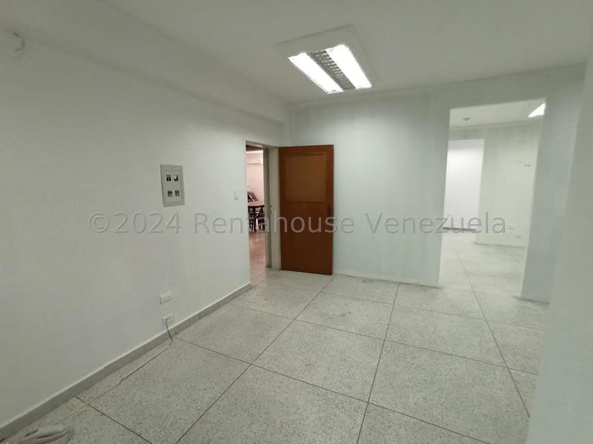 Comercial (Oficina) en Alquiler en Avenida Miranda, Aragua - 11