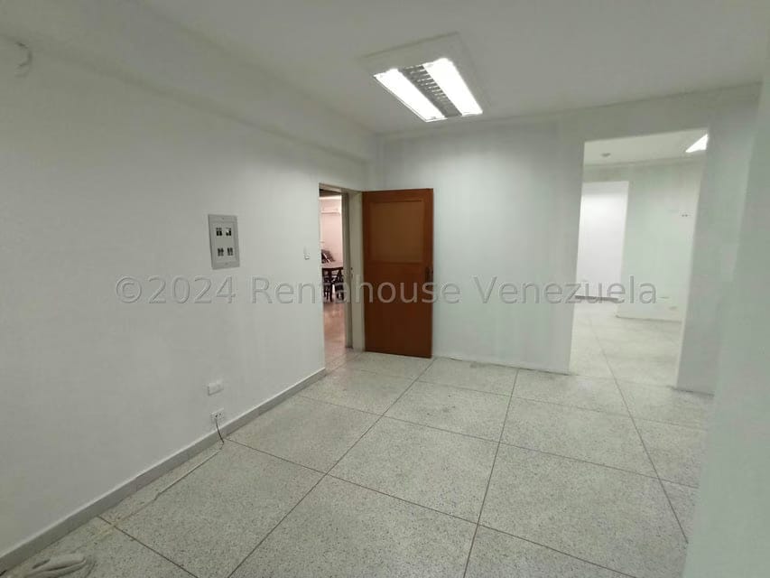 Comercial (Oficina) en Alquiler en Avenida Miranda, Aragua - 12