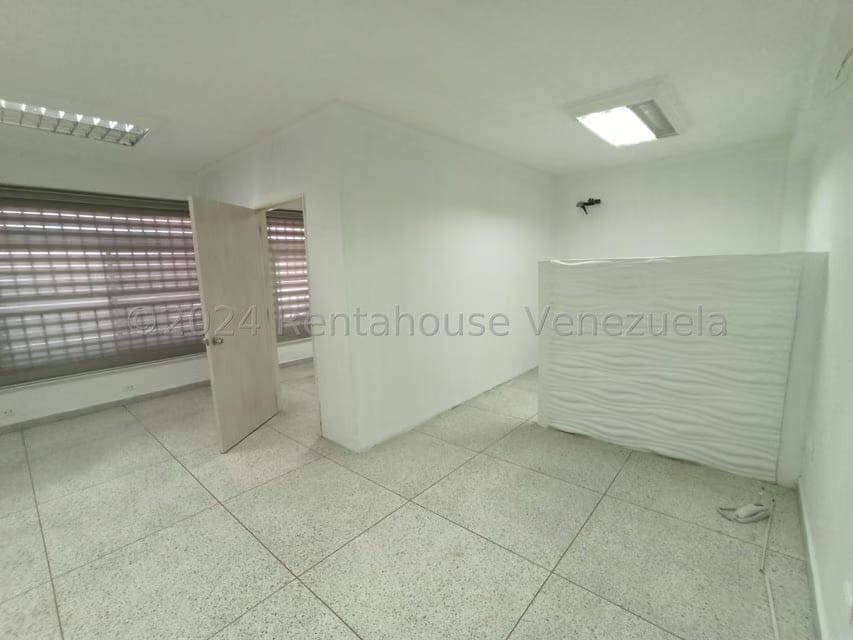 Comercial (Oficina) en Alquiler en Avenida Miranda, Aragua - 5