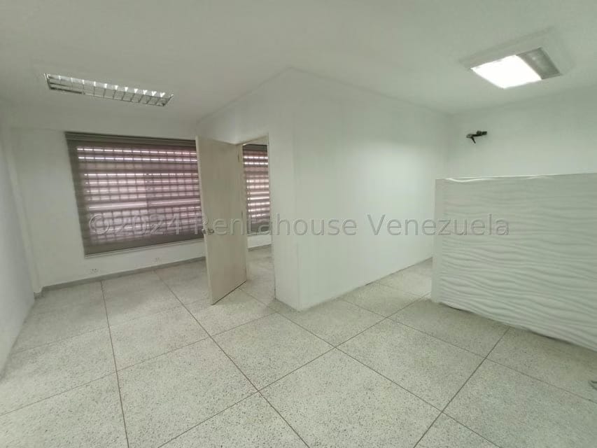 Comercial (Oficina) en Alquiler en Avenida Miranda, Aragua - 7