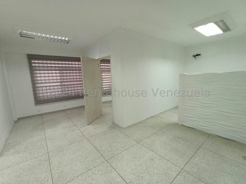 Comercial (Oficina) en Alquiler en Avenida Miranda, Aragua - 8