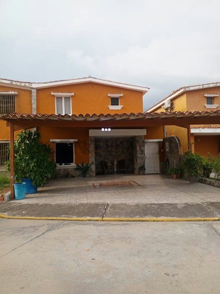 Venta de Townhouse en San Diego, Urb. Valle Real
