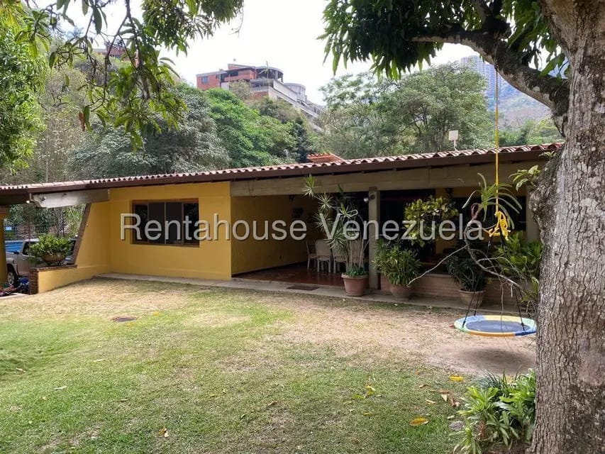 Casa (1 Nivel) en Alquiler en Prados del Este, Distrito Metropolitano - 2