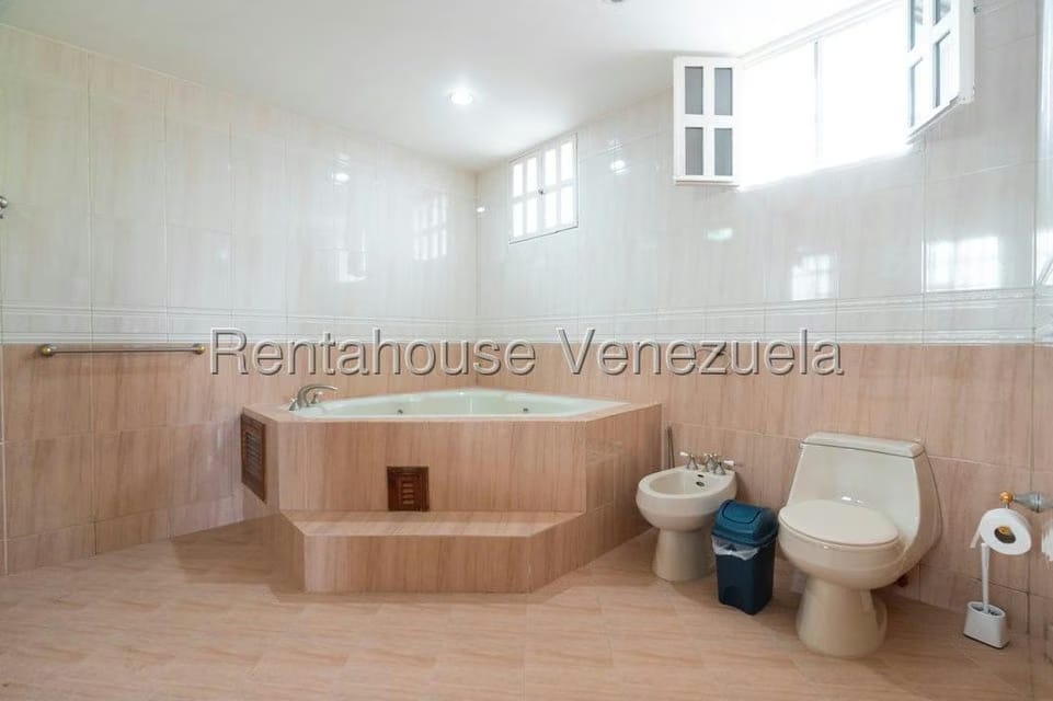 Casa (Multipes Niveles) en Alquiler en Los Naranjos del Cafetal, Distrito Metropolitano - 34