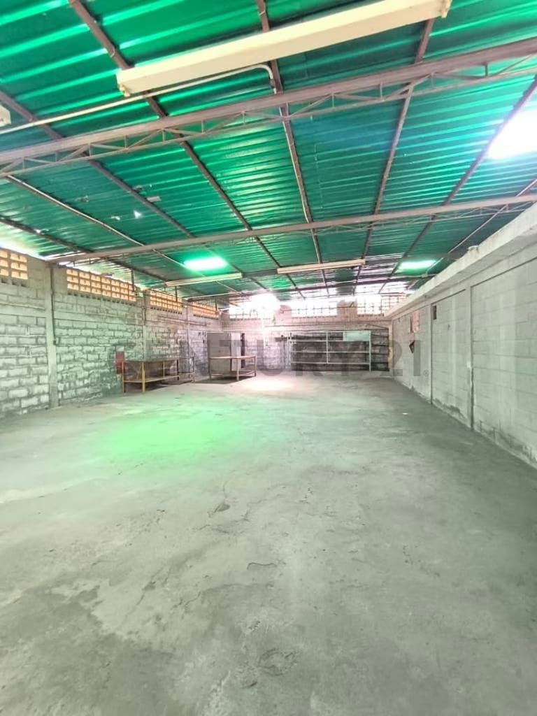 Se vende casa para restaurar con Galpon de 874 m2, Sector 24 de Julio