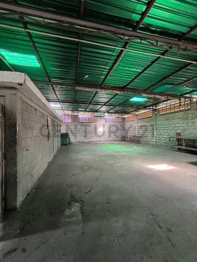 Se vende casa para restaurar con Galpon de 874 m2, Sector 24 de Julio - 3