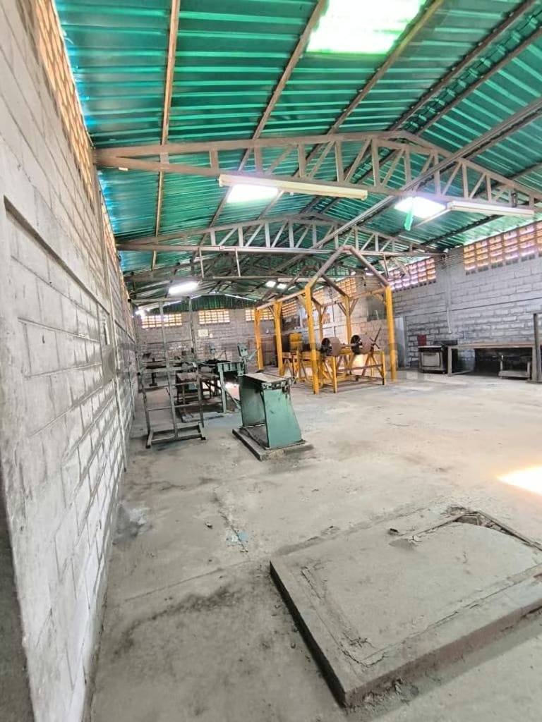 Se vende casa para restaurar con Galpon de 874 m2, Sector 24 de Julio - 5