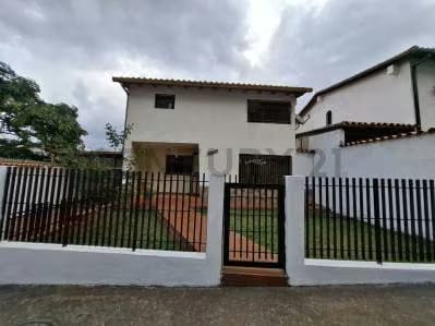 Hermosa Casa en Venta 146mts2 Urb Las Guamas Los Teques