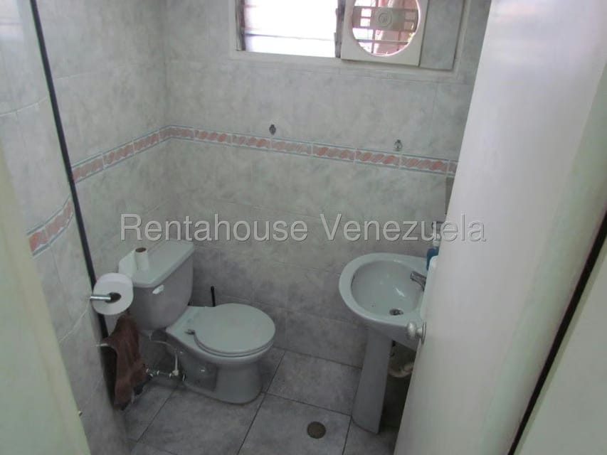 Comercial (Local Comercial) en Venta en Los Dos Caminos, Distrito Metropolitano - 18