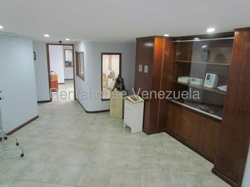 Comercial (Local Comercial) en Venta en Los Dos Caminos, Distrito Metropolitano - 3
