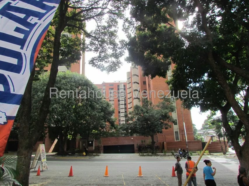 Comercial (Local Comercial) en Venta en Los Dos Caminos, Distrito Metropolitano - 25