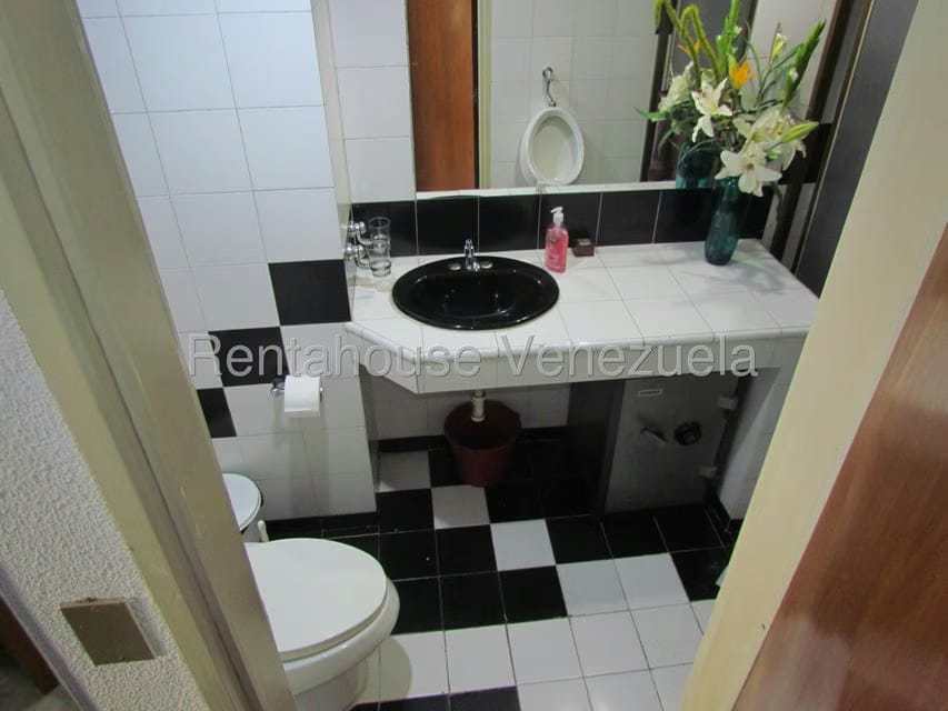 Comercial (Local Comercial) en Venta en Los Dos Caminos, Distrito Metropolitano - 6