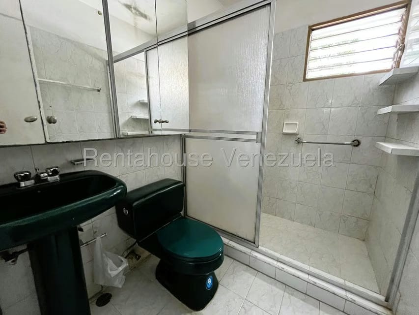 Apartamento (1 Nivel) en Alquiler en La Florida, Distrito Metropolitano - 13