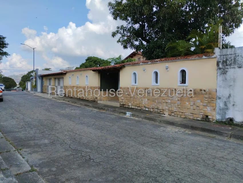 Casa (Duplex) en Venta en Prados del Este, Distrito Metropolitano
