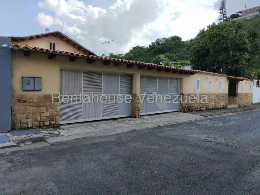 Casa (Duplex) en Venta en Prados del Este, Distrito Metropolitano - 2