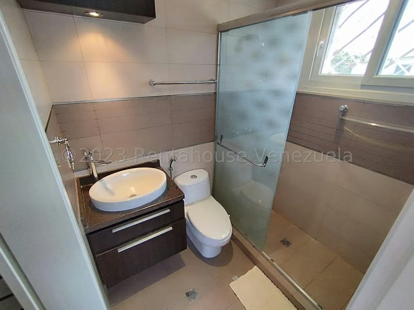 Casa (Duplex) en Venta en Prados del Este, Distrito Metropolitano - 33