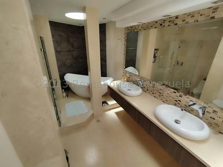 Casa (Duplex) en Venta en Prados del Este, Distrito Metropolitano - 38