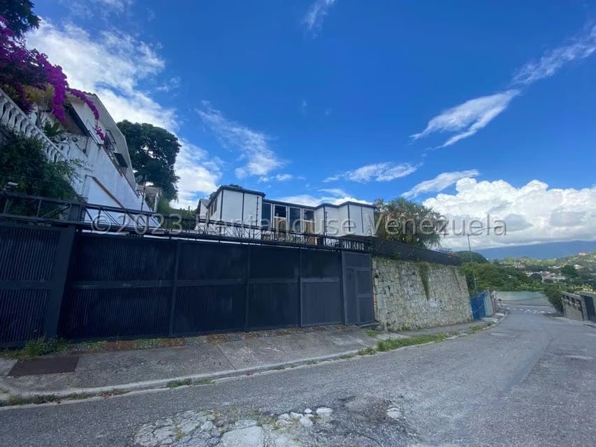 Casa (Multipes Niveles) en Venta en Prados del Este, Distrito Metropolitano