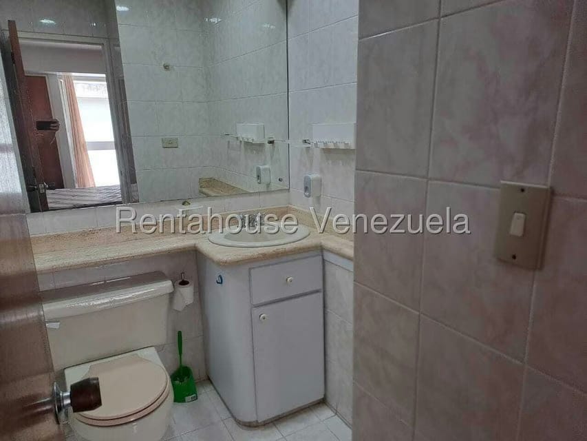 Apartamento (1 Nivel) en Alquiler en Los Palos Grandes, Distrito Metropolitano - 20