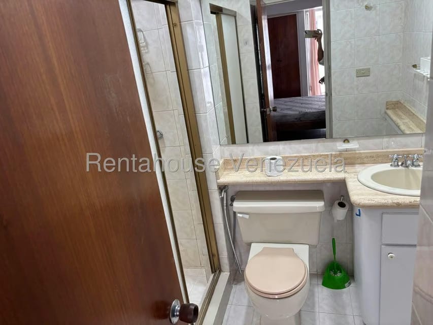 Apartamento (1 Nivel) en Alquiler en Los Palos Grandes, Distrito Metropolitano - 21