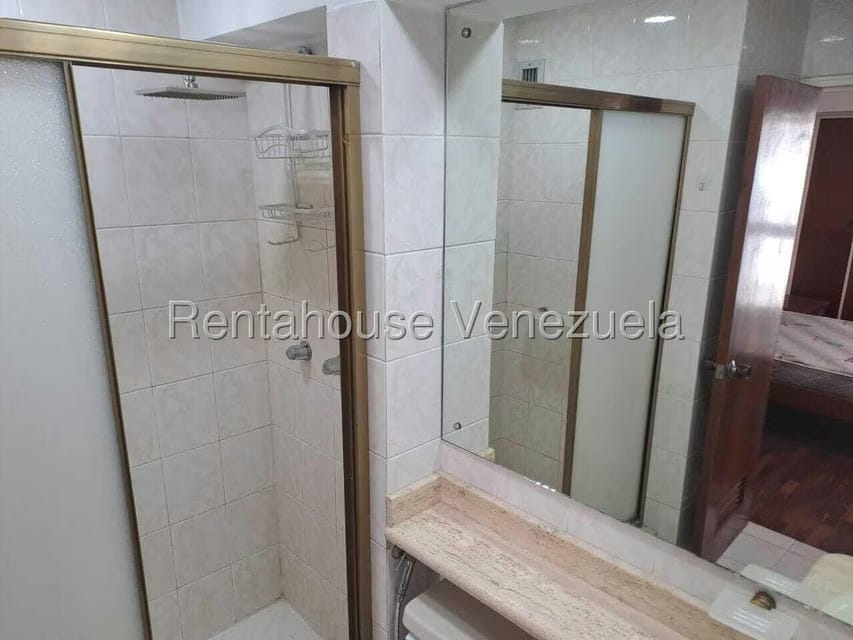 Apartamento (1 Nivel) en Alquiler en Los Palos Grandes, Distrito Metropolitano - 22
